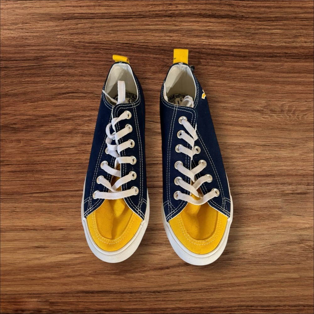 Skicks West Virginia Mountaineers Low Top Sneaker - Womens size 8 M